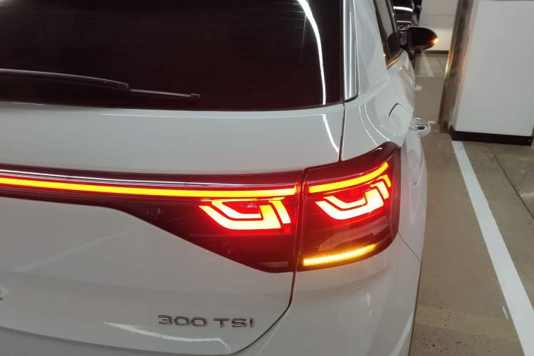 Used Volkswagen T-ROC 2023 300TSI DSG Two-Wheel-Drive Chen Guang Edition
