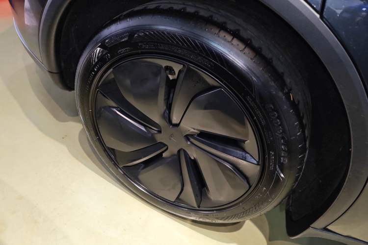 Used Tesla Model Y 2025 Rear-Wheel-Drive Version