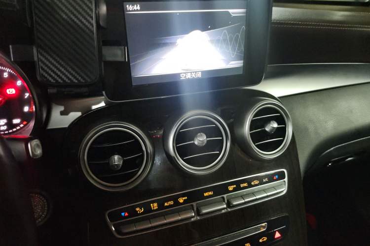 Used Mercedes-Benz GLC 2018 Facelift GLC 260 4MATIC Luxury Edition Audio And AC Panel