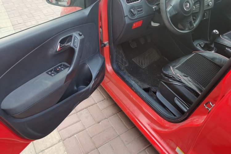 Used Volkswagen Polo 2011 1.6L Manual ZhiShang Edition
