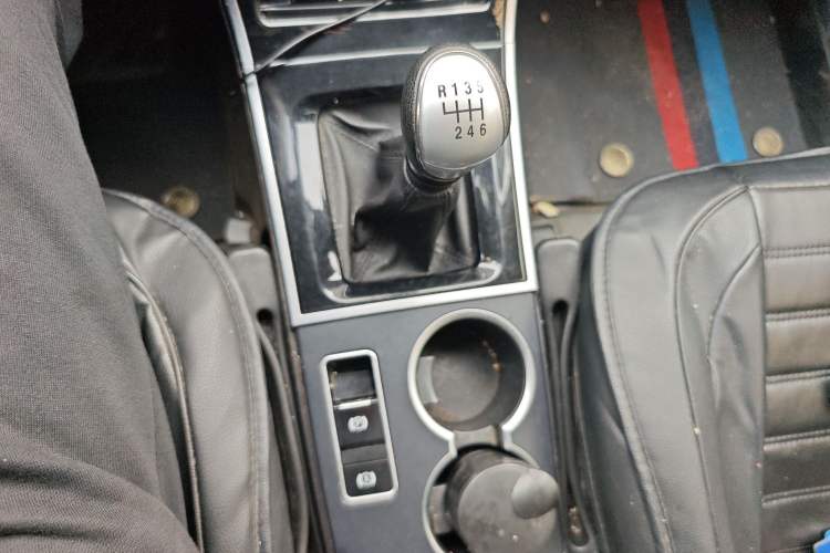 Used Haval H2 2018 Chuanxiang Edition Red Badge 1.5T Manual Two-Wheel Drive Fashionable Model Gear Lever