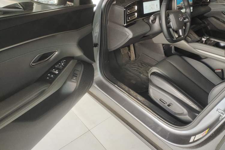 Used BYD Qin L 2025 DM-i Smart Drive 120KM Superior Model
