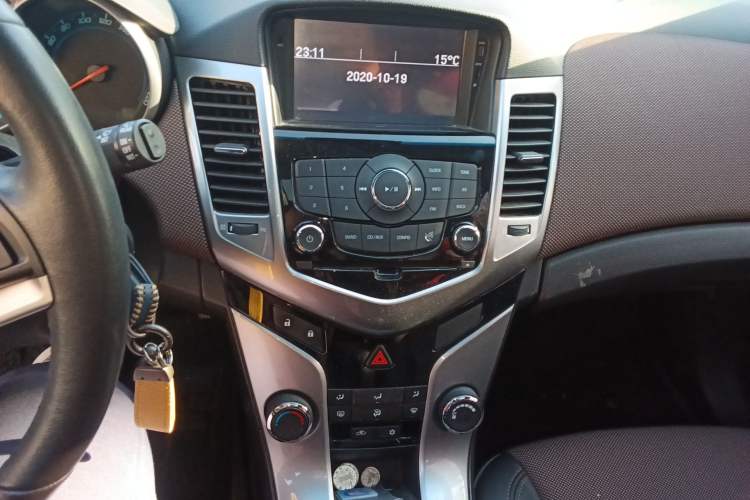 Used Chevrolet Cruze 2013 Hatchback 1.6L Manual Luxury Model Audio And AC Panel