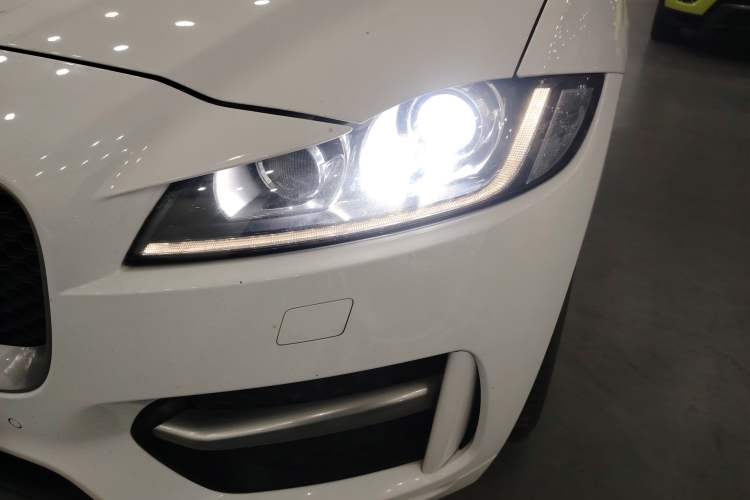 Used Jaguar F-PACE 2016 2.0T Two-Wheel-Drive R-Sport Sport Edition