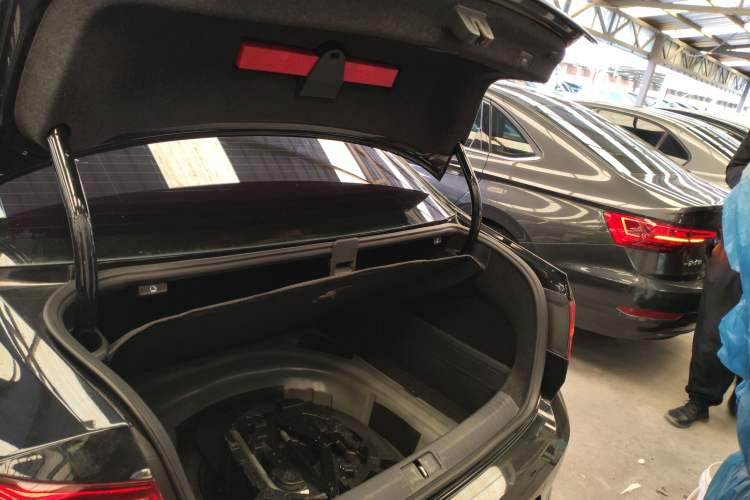 Used Volkswagen Magotan 2018 330TSI DSG Luxury Model Trunk