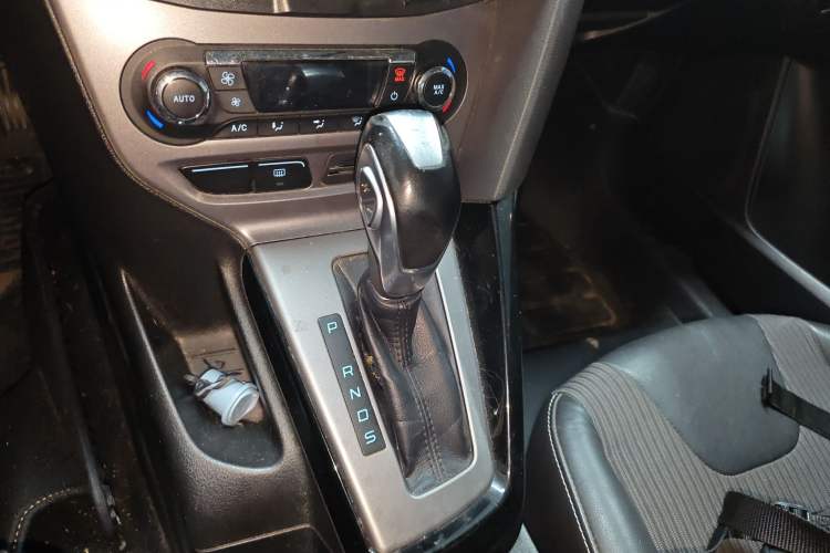 Used Ford Focus 2012 Sedan 1.6L Automatic Fashion Edition Gear Lever