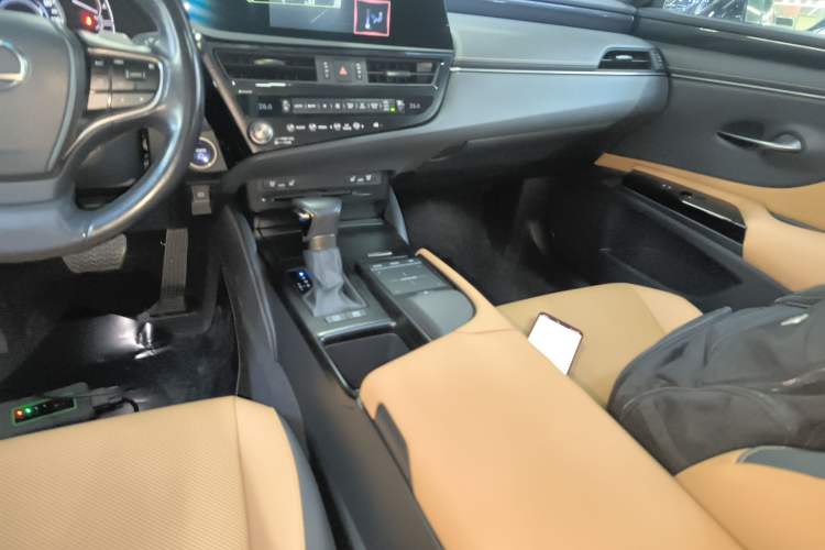 Used Lexus ES 2021 300h Deluxe Edition