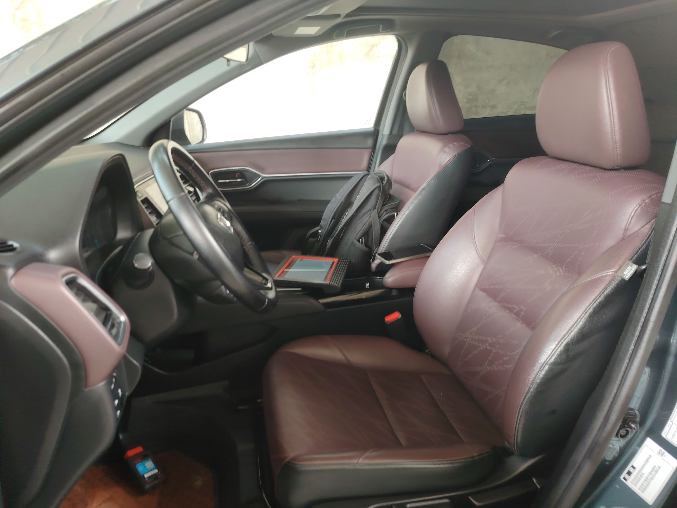 المقاعد الأمامية داخل السيارة