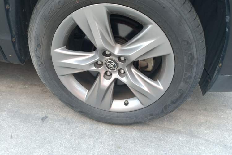 Used Toyota Highlander 2018 2.0T Two-Wheel-Drive Luxury Edition 7 Seats Emission Standard China V Right Front Wheel Hub