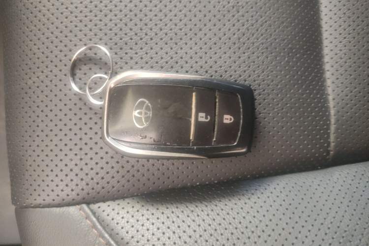 Used Toyota Highlander 2017 2.0T Four-Wheel Drive Luxury Edition 7 Seats Vehicle Key