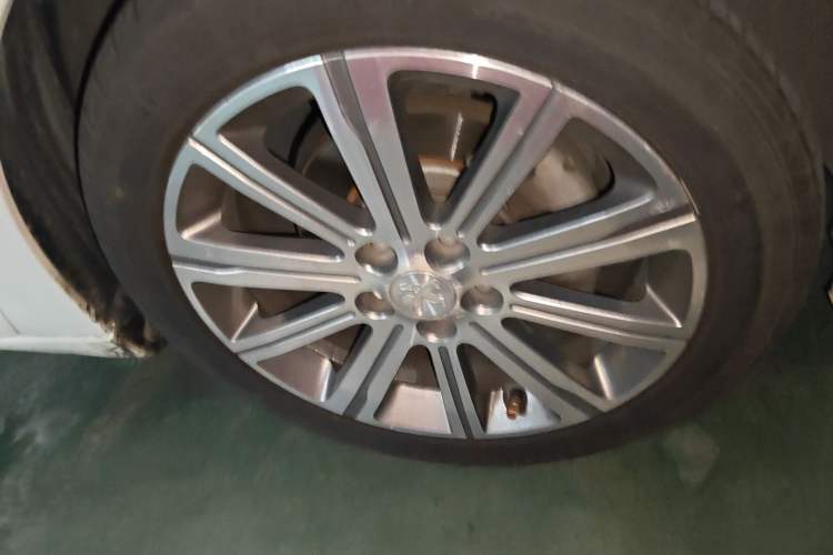 Used Peugeot 408 2018 230THP Automatic Luxury Edition Right Front Wheel Hub