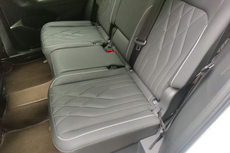 Used Volkswagen Tiguan L 2022 330TSI Automatic Two-Wheel Drive R-Line Enhanced Edition Left Rear Seat