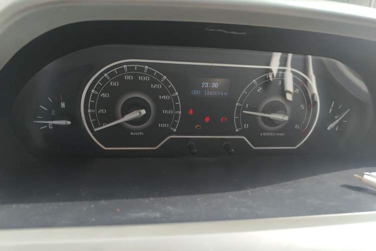 Used SAIC MAXUS Xintu V80 2018 2.5T 6-Speed Manual Aowentong Long-Wheelbase Mid-Roof 7/10-Seater Odometer Close Up