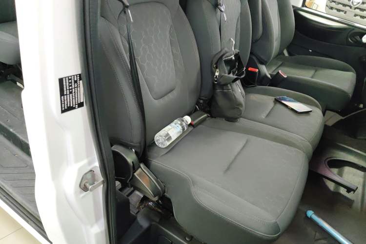 Used JMC Fushun 2023 2.0T Automatic Short-Wheelbase Low-Roof Commercial & Multi-Purpose Passenger Vehicle 6-Seater with Dual-Opening Tailgate