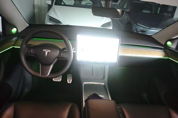 Used Tesla Model Y 2021 Standard Range Rear-Wheel Drive Version Center Console