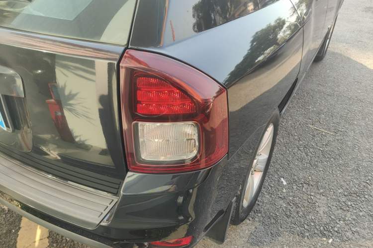 Used Jeep Compass 2015 2.0L two-wheel drive sport version
