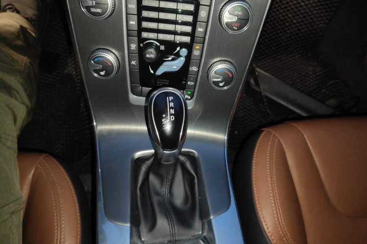 Used Volvo V60 2015 T5 Zhiyi Edition
