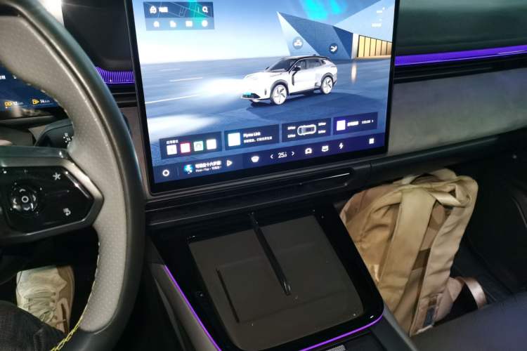 Used Lynk & Co 08 EM-P 2025 220 km All-Wheel-Drive Performance Halo Audio And AC Panel