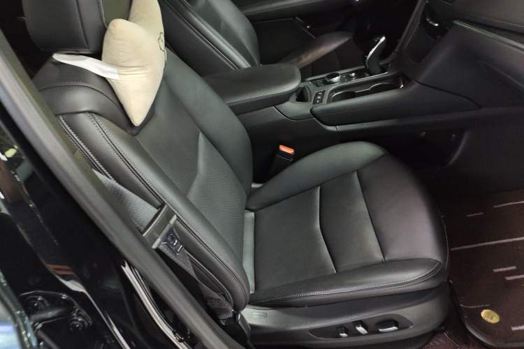 Used Cadillac XT5 2020 Revised Version 28T Luxury Edition Right Front Seat