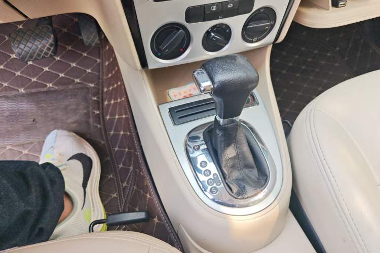 Used Volkswagen Lavida 2011 2.0L Automatic Premium Edition Gear Lever