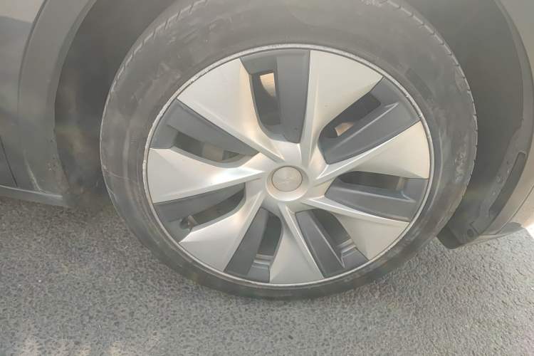 Used Tesla Model Y 2022 Long-Range All-Wheel-Drive Version Right Front Wheel Hub