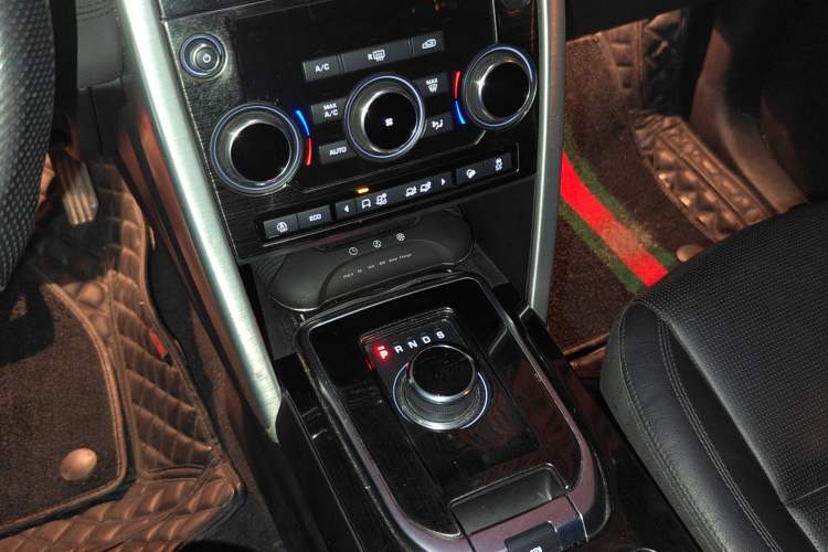 Used Land Rover Discovery Sport 2019 240 PS SE Version China VI Standard Gear Lever