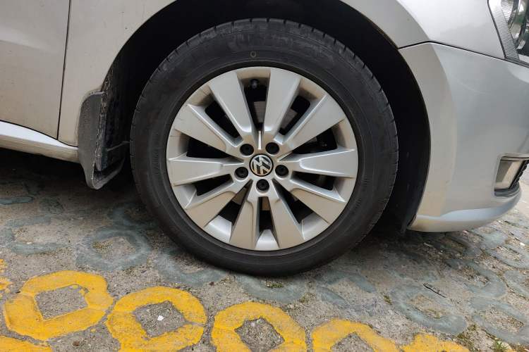 Used Volkswagen Lavida 2013 1.6L Automatic Comfort Edition Right Front Wheel Hub