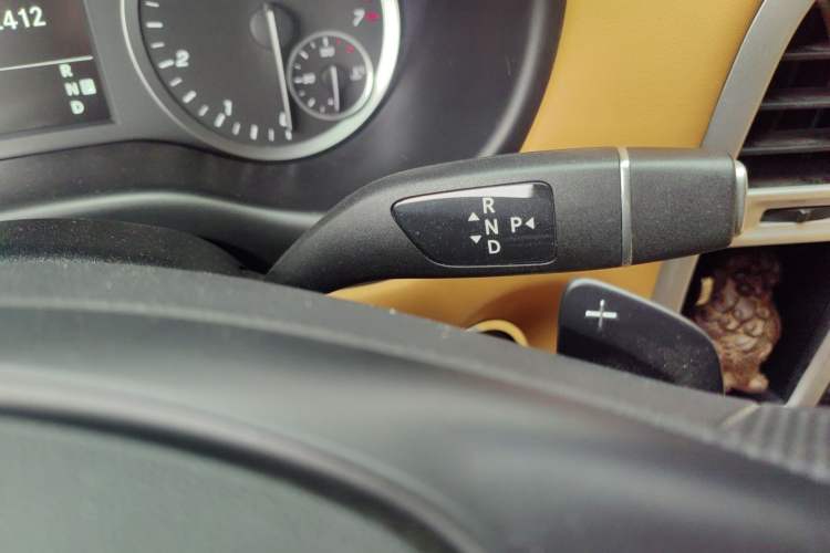 Used Mercedes-Benz Vito 2021 2.0T Elite Version 7 Seats Gear Lever