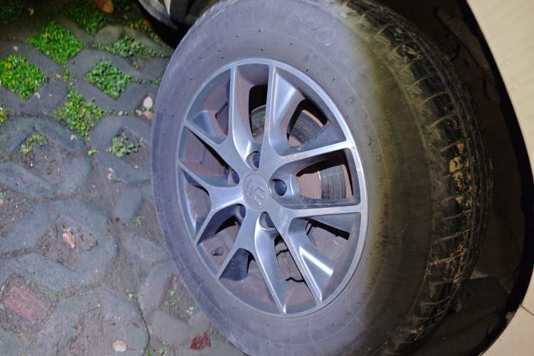 Used BYD Song 2017 Gaishe Upgrade Edition 1.5TID Automatic Elite Model Right Front Wheel Hub