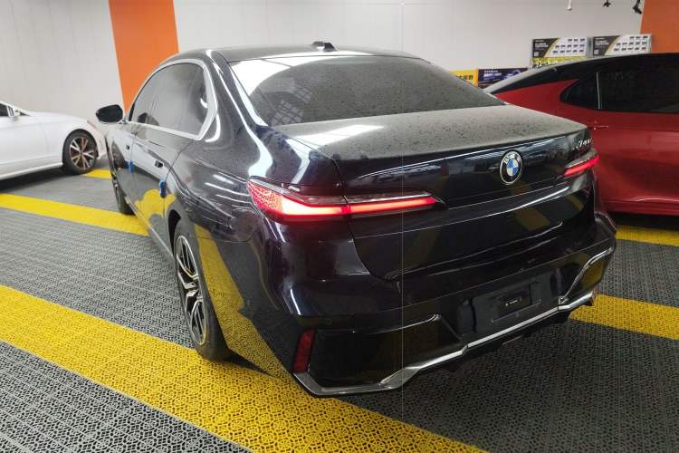 Used BMW 7 Series 2023 735Li M Sport Package Rear Left 45 Deg