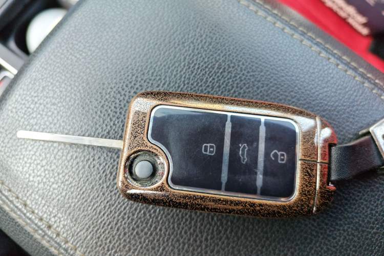 Used Roewe RX5 2016 Revised Version 20T Two-Wheel Drive Manual Transmission Luxury Edition
