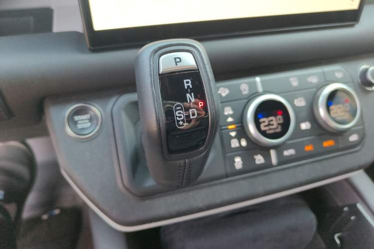 Used Land Rover Defender 2023 Facelift 110 3.0T P400 X-DYNAMIC HSE Gear Lever