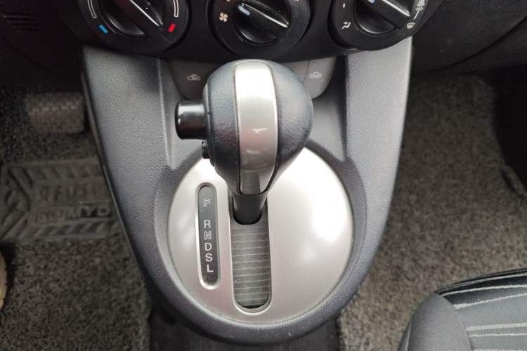 Used Mazda 2 2011 XuanDong 1.5L Automatic Fashion Edition Gear Lever