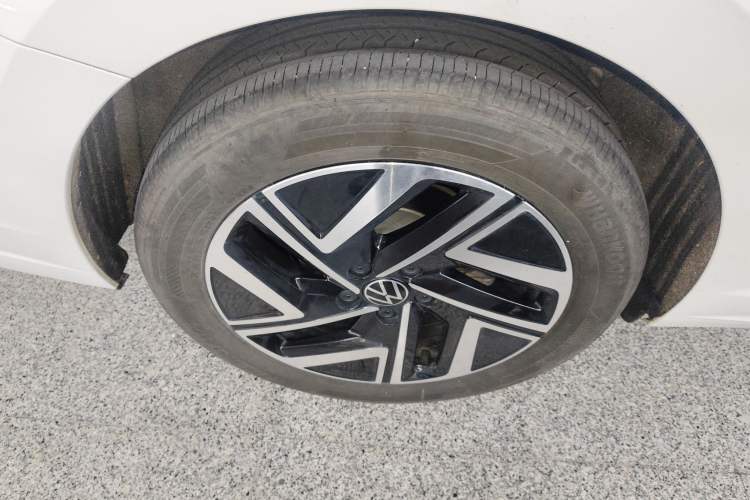 Used Volkswagen Sagitar 2023 300TSI DSG Excellence Edition Right Rear Wheel Hub