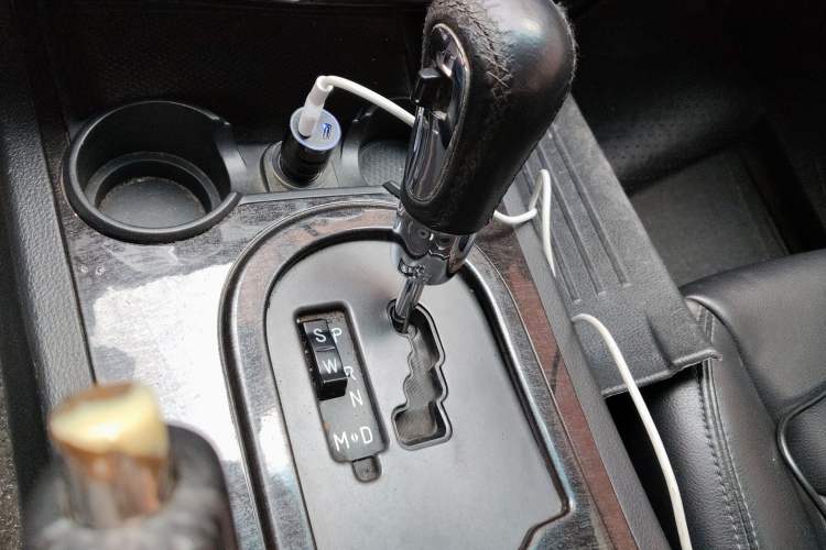 Used Roewe W5 2014 1.8T 2WD Automatic Tharu Special Edition Gear Lever