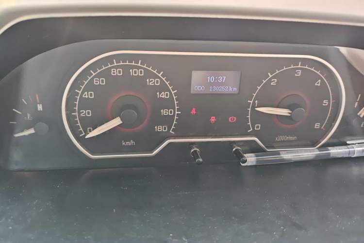 Used SAIC MAXUS Xintu V80 2017 2.5T 6-Speed Manual Aoyuntong National V Short Wheelbase Mid-Height 5/6/10-Seater
