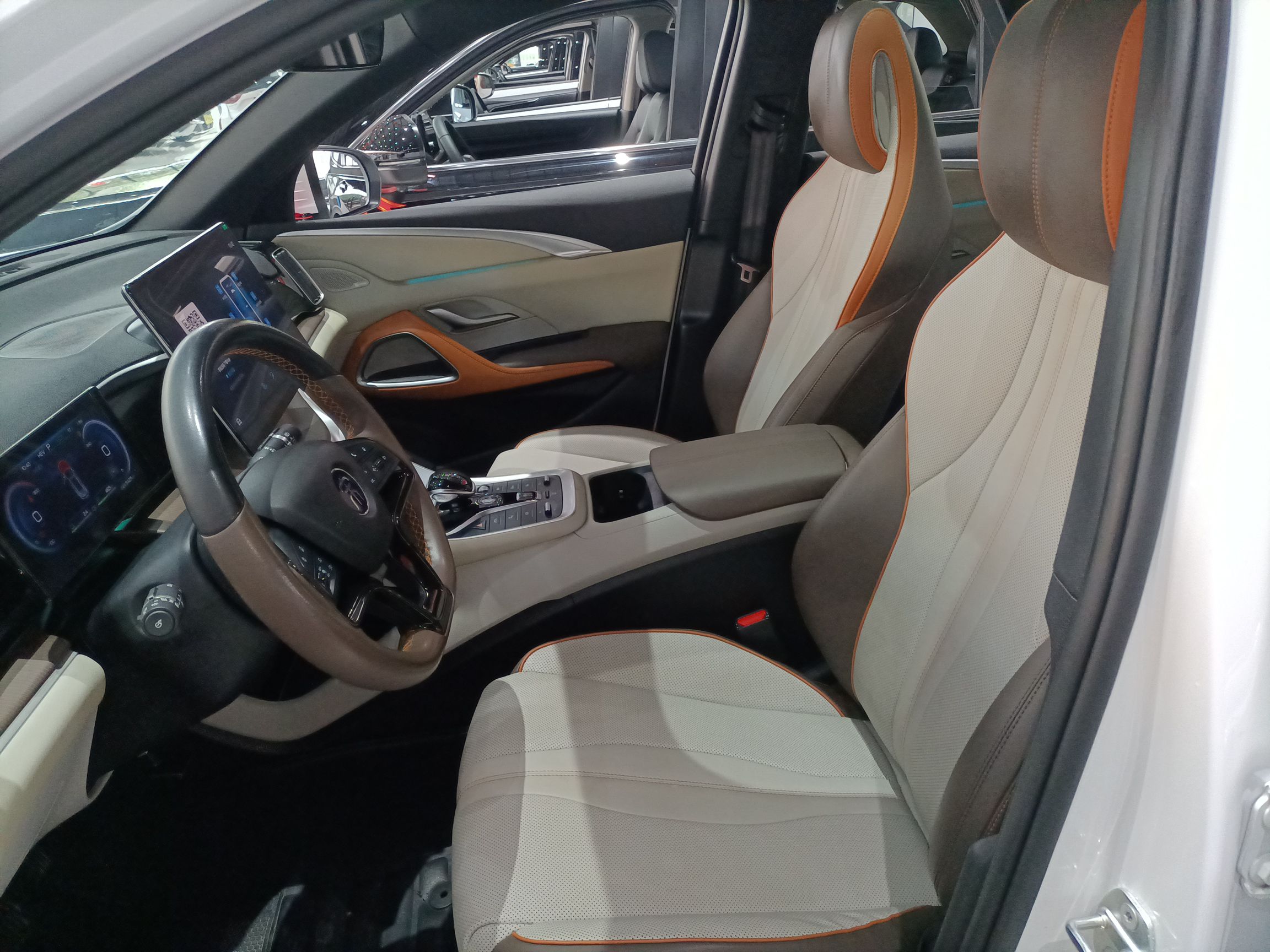 Переднее сиденье в автомобиле