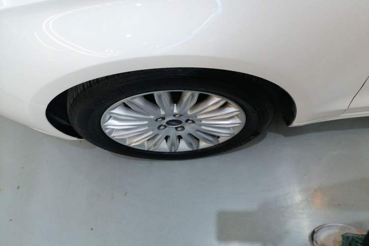 Used Ford Mondeo 2013 2.0L GTDi 200 Fashion Edition Left Front Wheel Hub