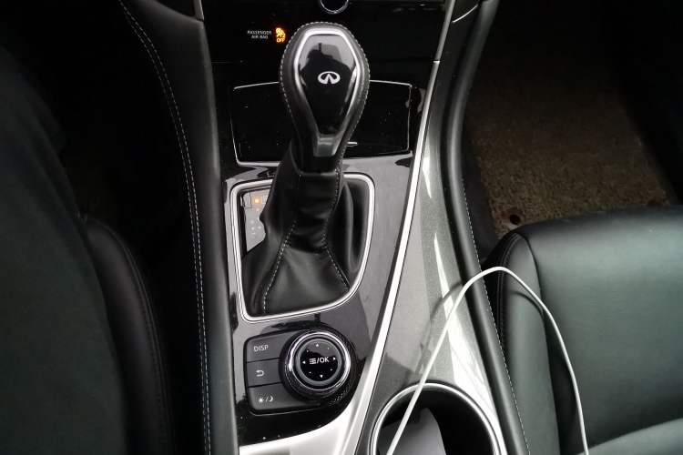 Used Infiniti Q50L 2018 2.0T Comfort Edition China VI Standard Gear Lever