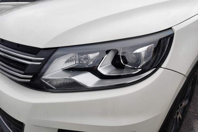 Used Volkswagen Tiguan 2015 1.8TSI Automatic All-Wheel-Drive Luxury Model Left Front Headlight