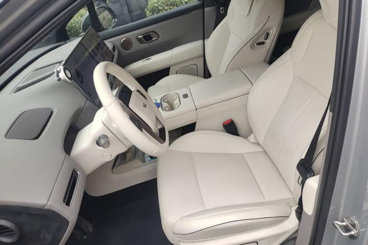 Used Li Auto i6 2025 Model Four-Wheel-Drive Standard Type
