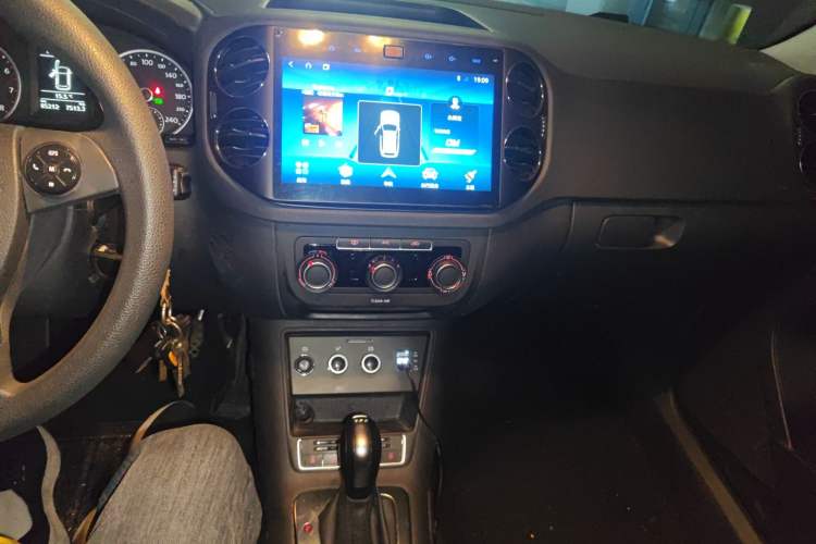 Used Volkswagen Tiguan 2016 280TSI Automatic Two-Wheel-Drive Silk Road Style Edition Audio And AC Panel