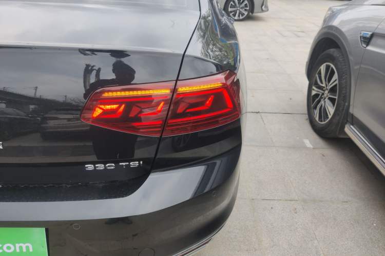 Used Volkswagen Magotan 2023 2 Million Units Commemorative Edition 330TSI DSG Luxury Version Right Rear Taillight