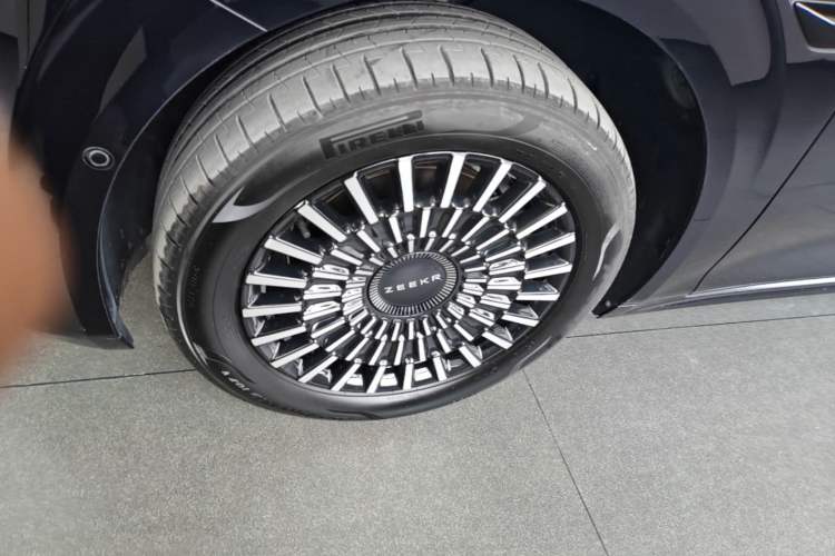 Used Zeekr 009 2024 7-Seater Walk-Through Version Four-Wheel Drive 108 kWh Left Front Wheel Hub