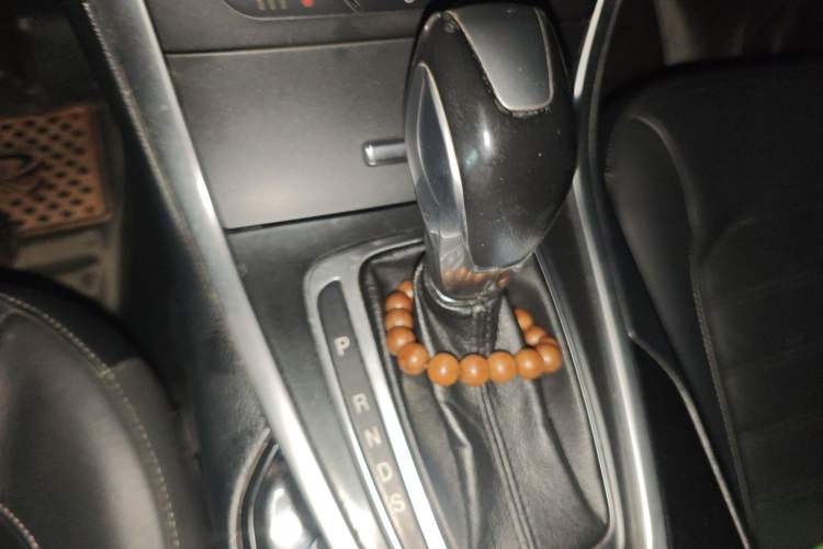 Used Ford Edge 2016 EcoBoost 245 Four-Wheel Drive Titanium Edition 7-Seater Gear Lever