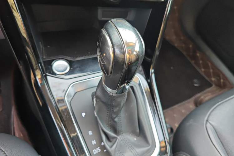 Used Volkswagen T-ROC 2018 280TSI DSG Two-Wheel-Drive Comfort Version China V Standard