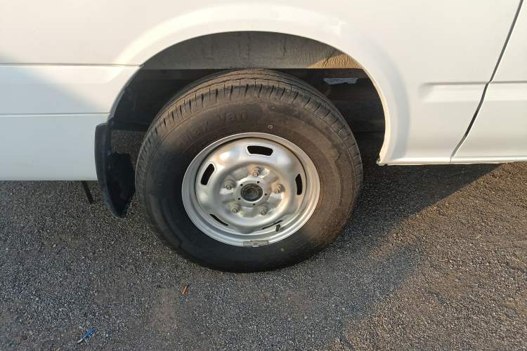 Used JMC Fushun 2023 2.0T Automatic Mid-Drive High-Roof Commercial Van Transport Vehicle with 2/3 Seats
