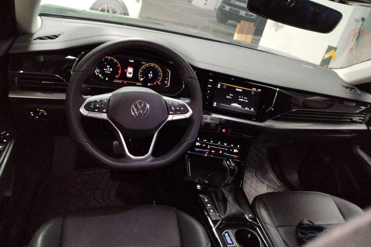 Used Volkswagen Passat 2025 Premium Version 380TSI Dragon Edition Center Console