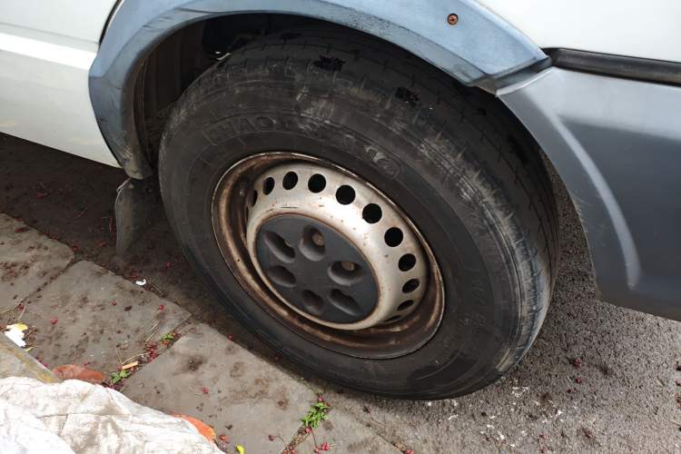 Used Iveco Daily 2020 2.5T A35 Passenger Van Single-Tire Mid-Roof Design 5-9 Seats China V Emission Standard Right Front Wheel Hub