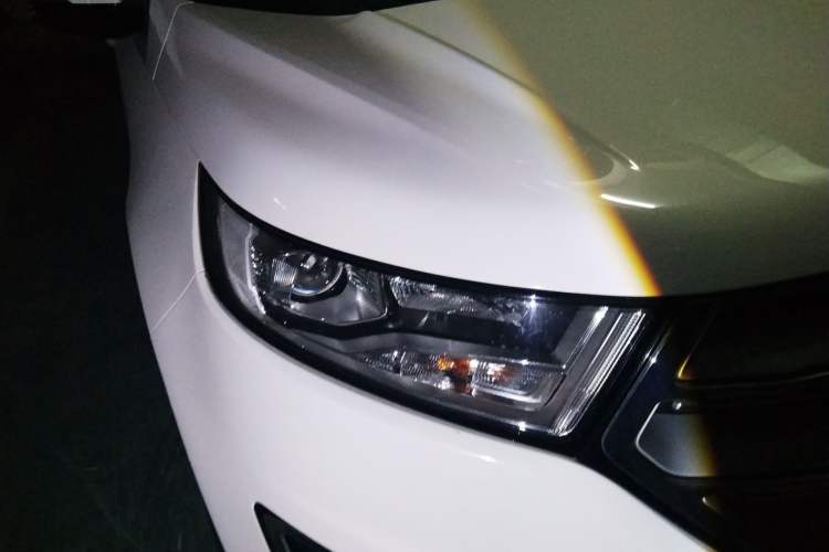 Used Ford Edge 2016 EcoBoost 245 Two-Wheel-Drive Titanium 5-Seater Right Front Headlight